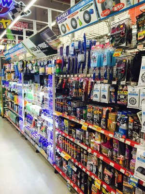 带大家逛逛【日本】当地【汽车用品】商店。